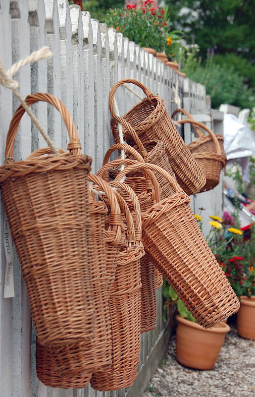 Williamsburg_Baskets-on-Fence_opt
