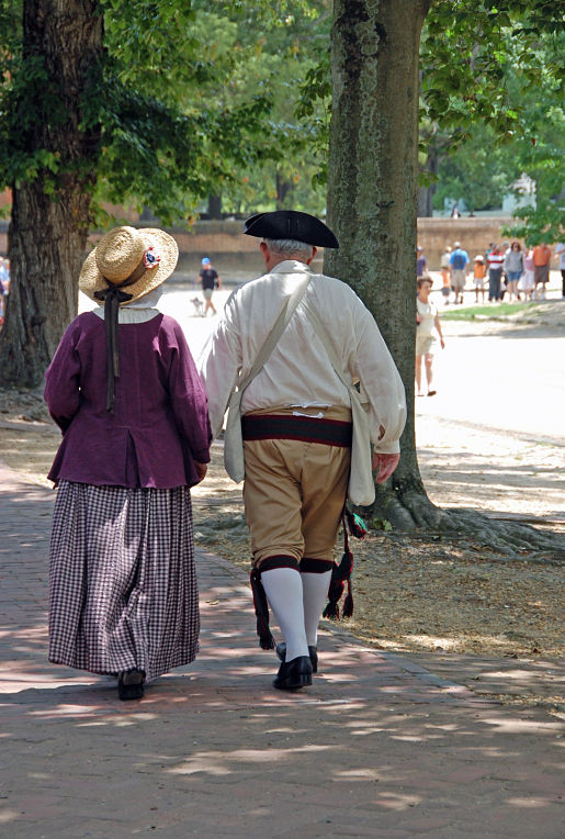 Williamsburg_Colonial-couple-strolling