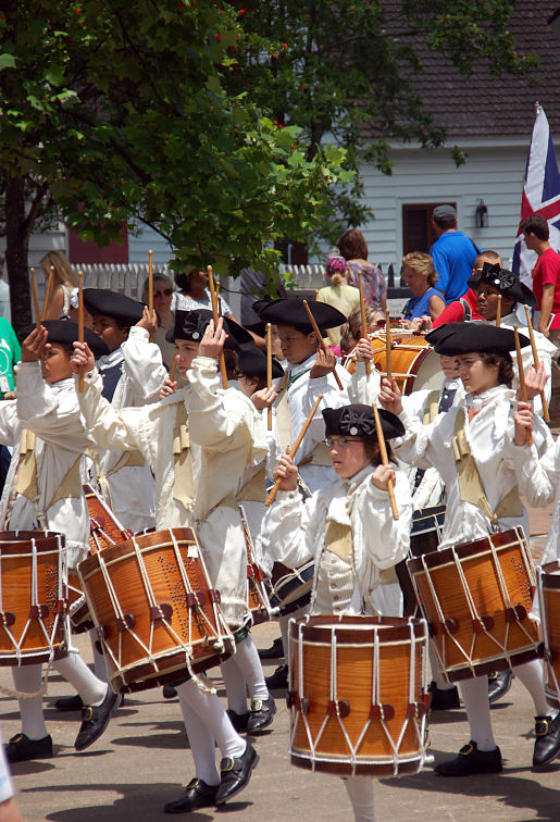 Williamsburg_Drummers-Marching