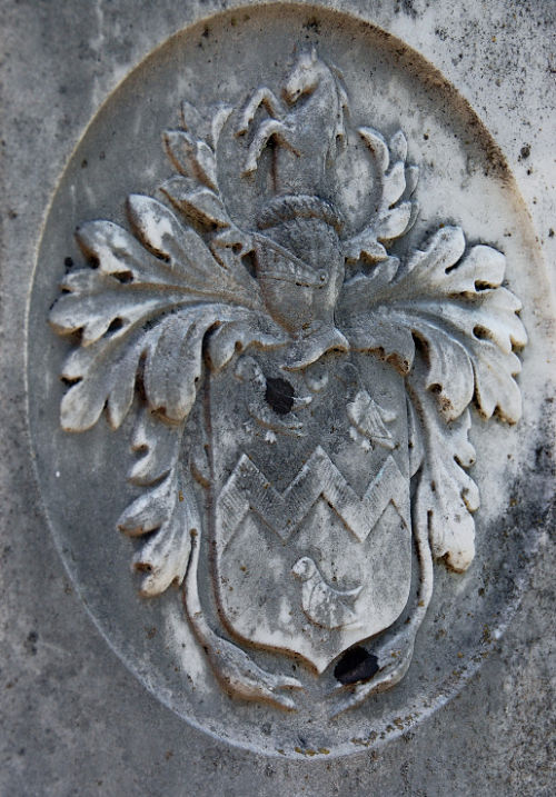 Williamsburg_tombstone-crest